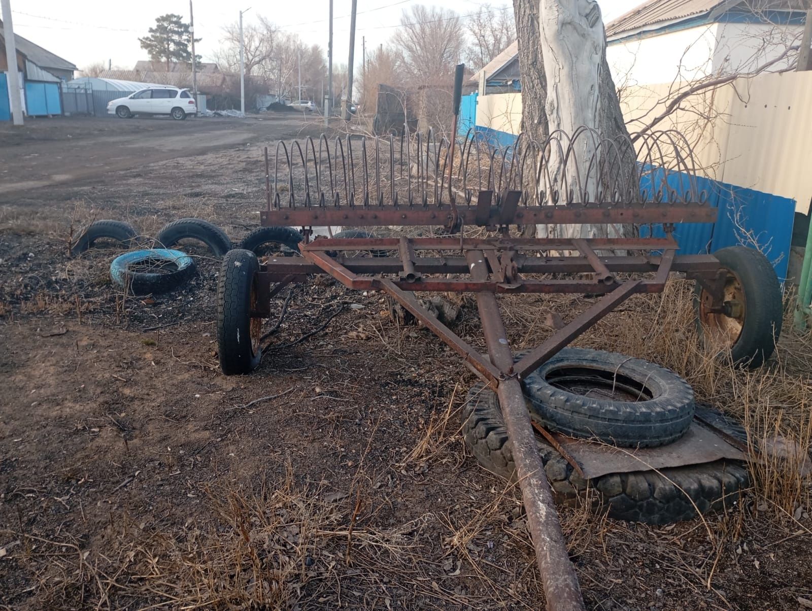 Продаю трактор Т25 с прицепом,плугом, валакушой, граблями