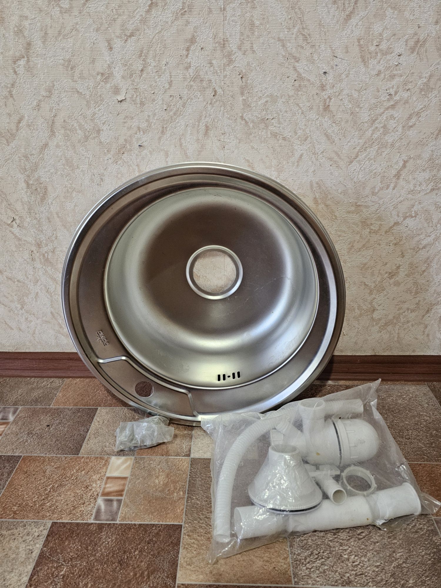 Продам раковину круглую..нержавейка с сифоном