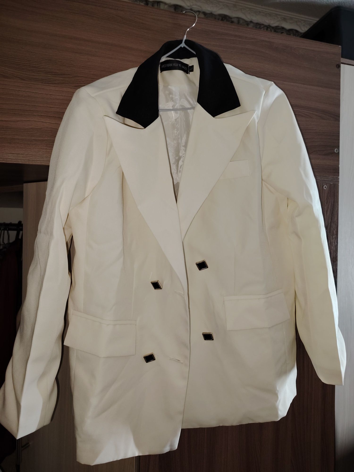 Продам женские пиджаки