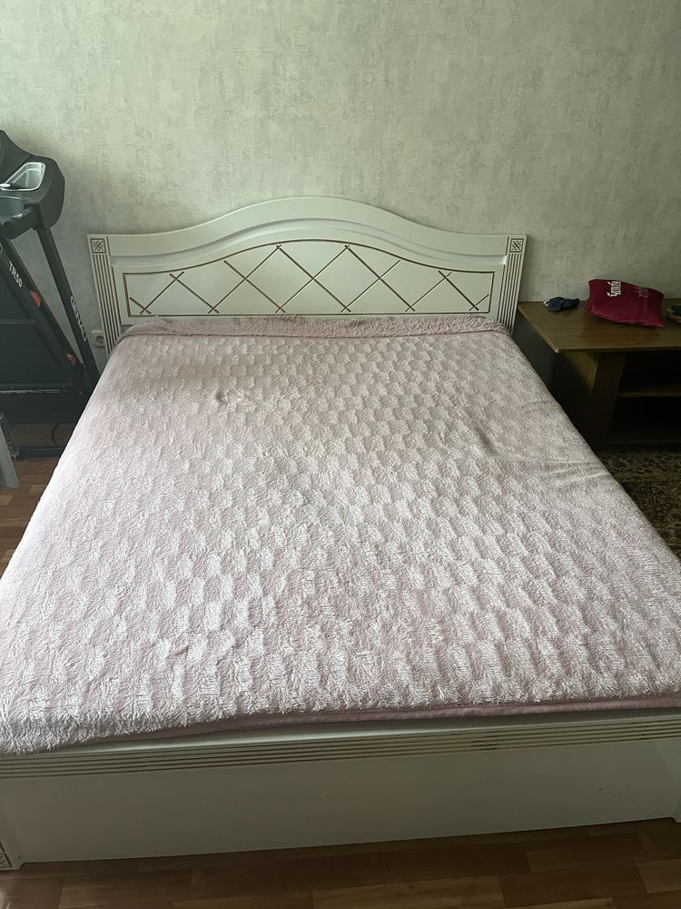 Двуспальная кровать