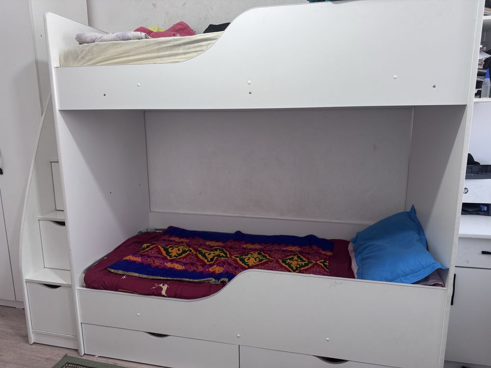 Продам белый детский гарнитур