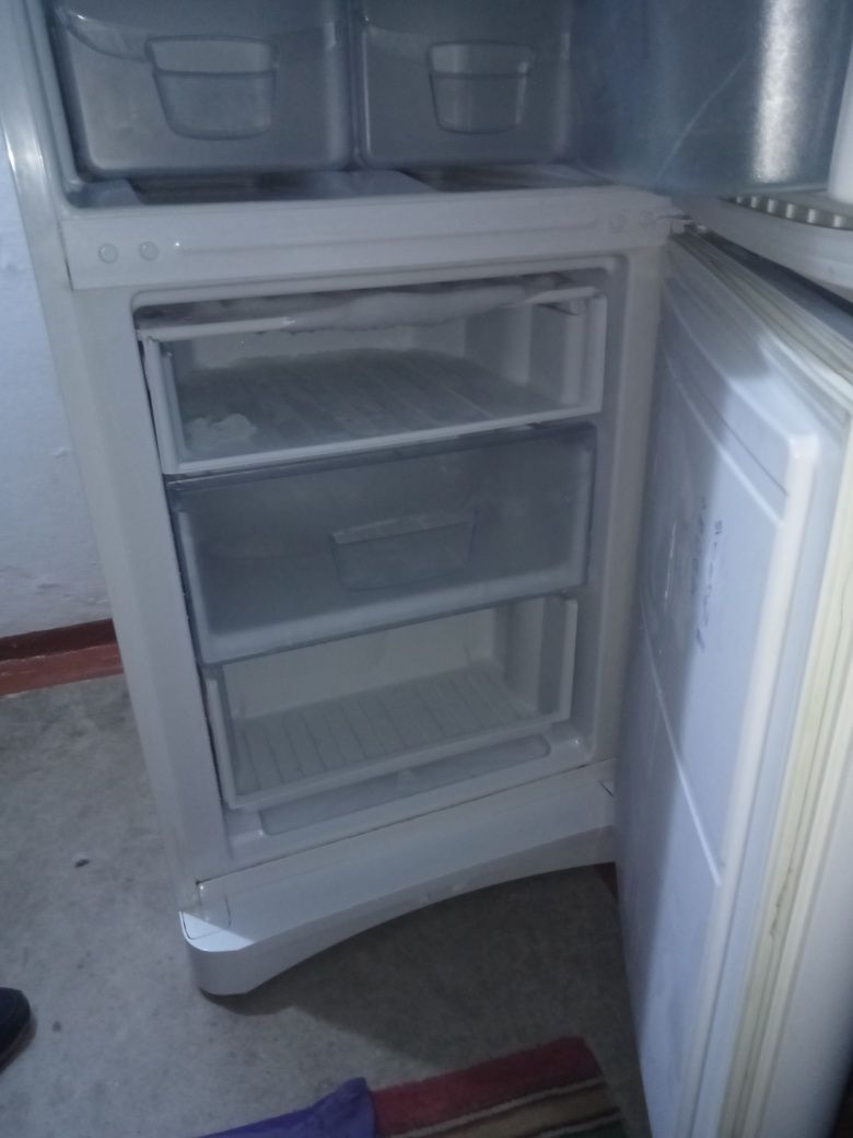Холодильник Indesit