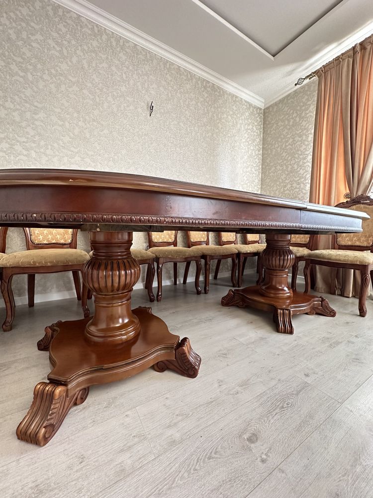 Продам стол в гостиную из красного дерева.  В хорошем состояний.