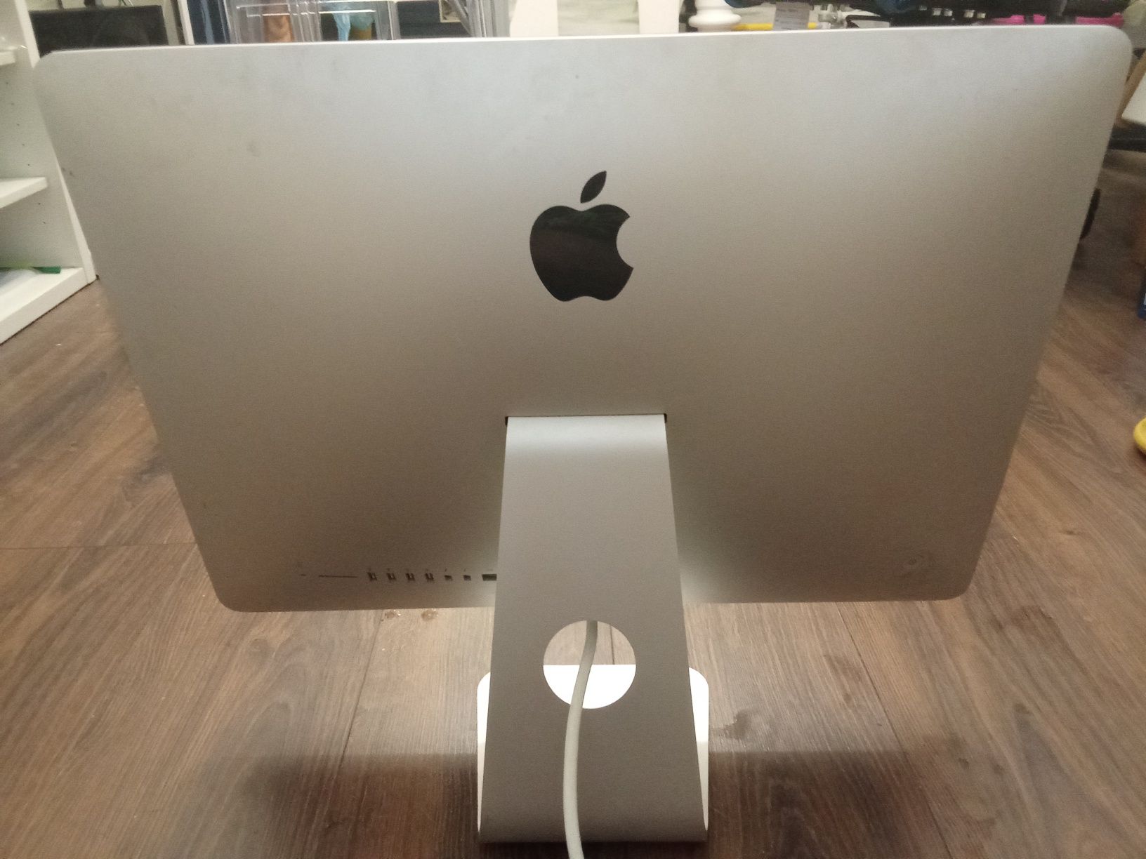 I mac дёшево немного разбит в углу