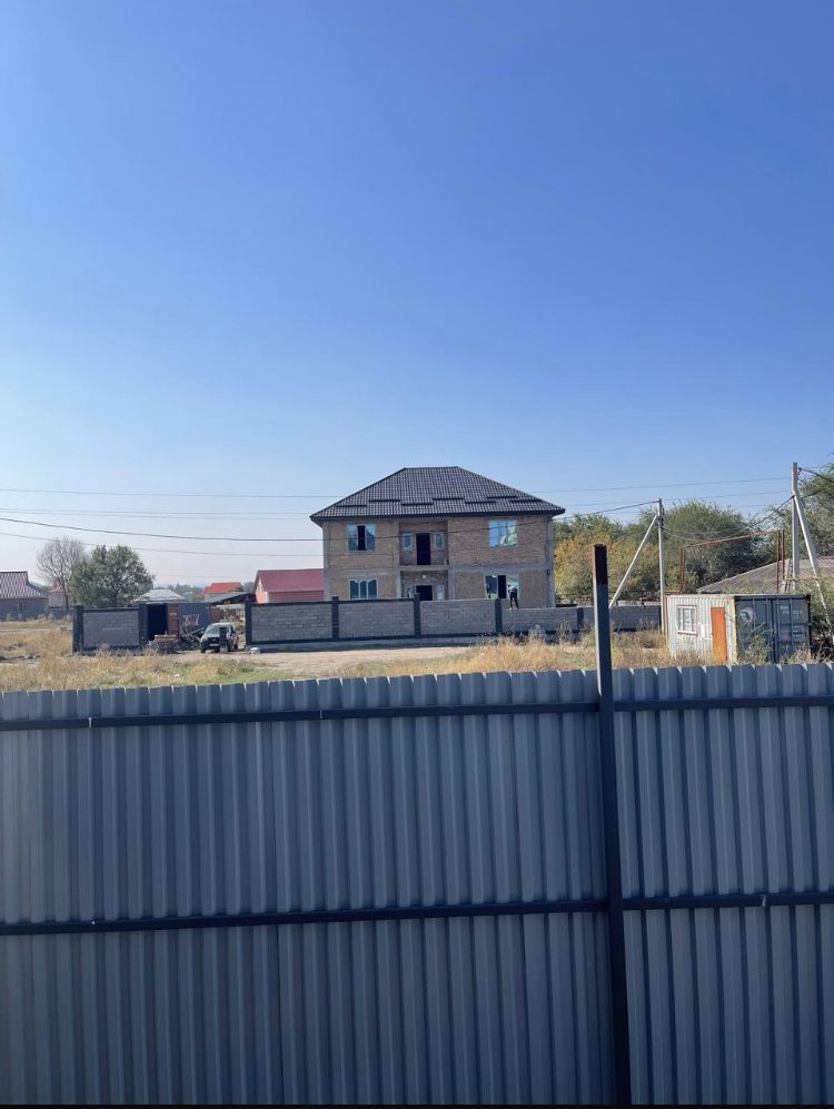 Продам недостроный дом. Со всеми коммуникациями.