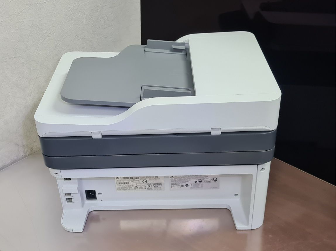 Продаю черно-белый лазерный принтер 3в1 Мфу HP137fnw c WI-FI