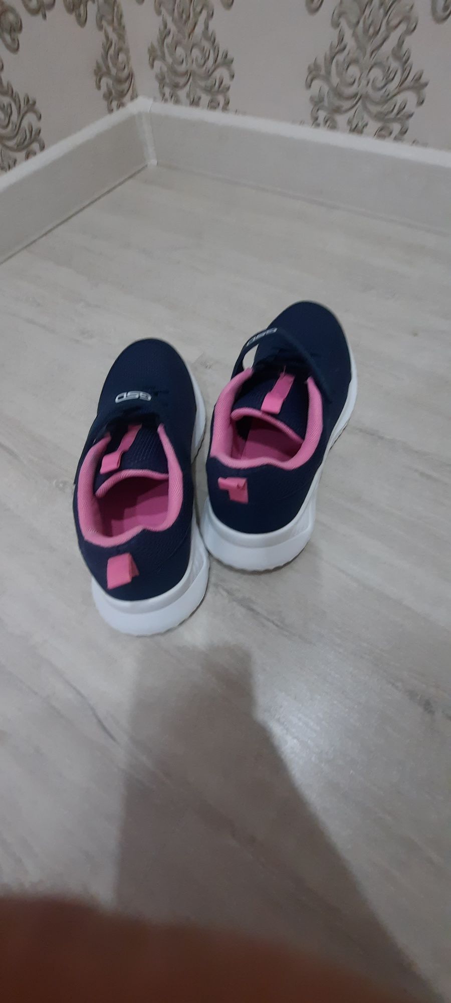 Продам кроссовки 39 р