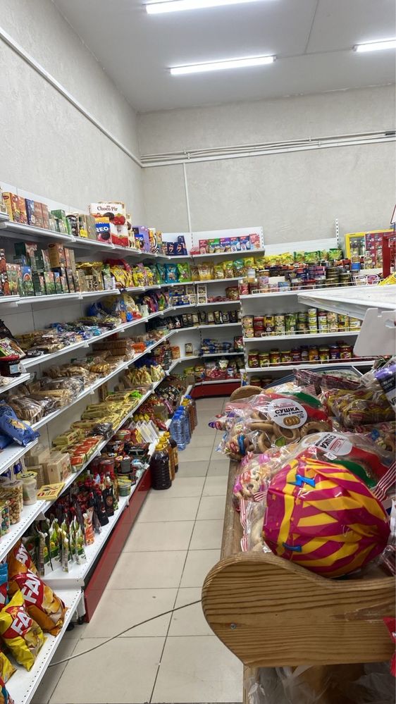 Мини-маркет с товаром и оборудованием в ар