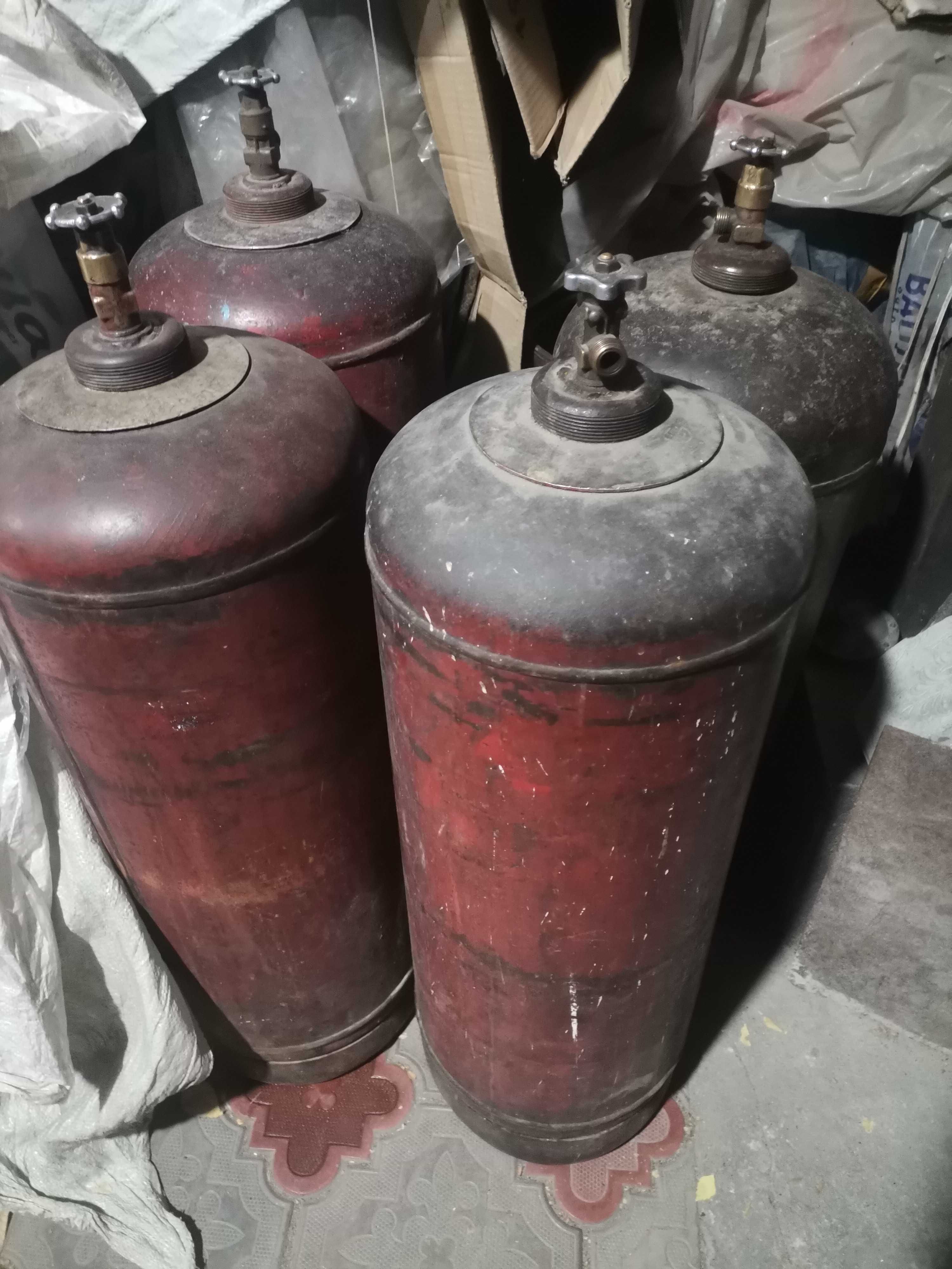 Продаю красные газ балоны большие.