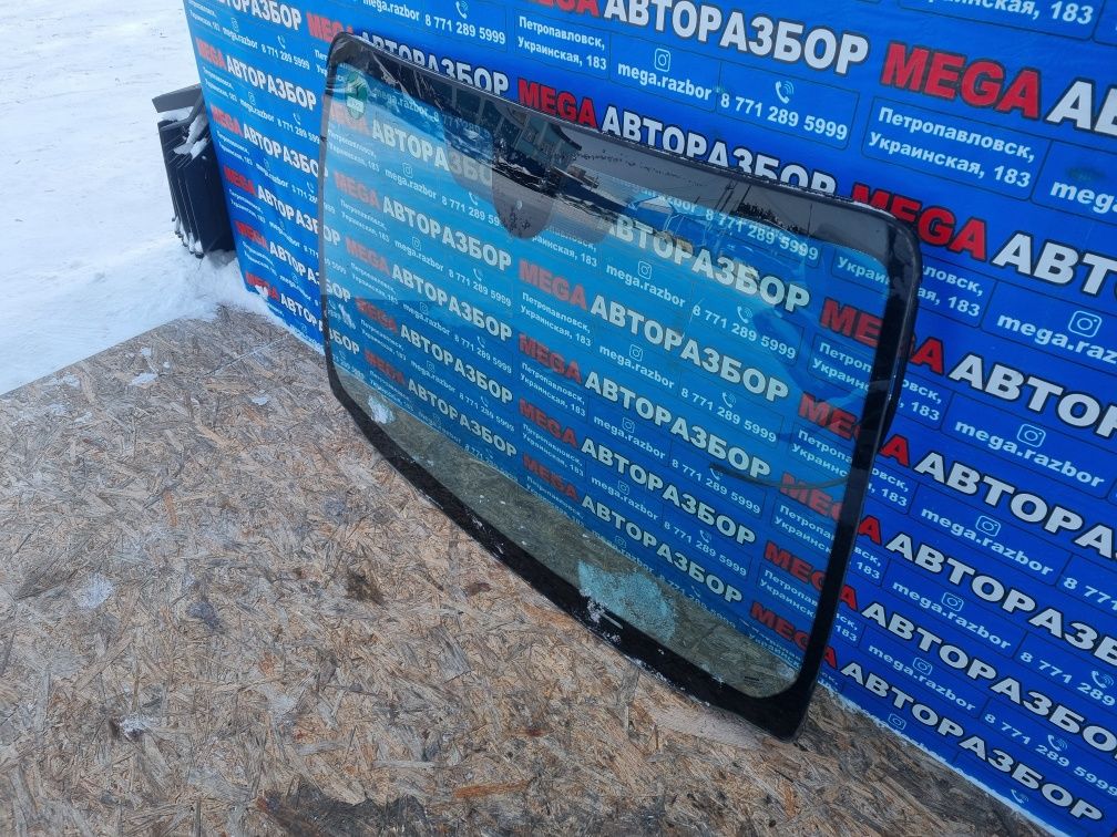 Лобовое стекло Nissan Note.