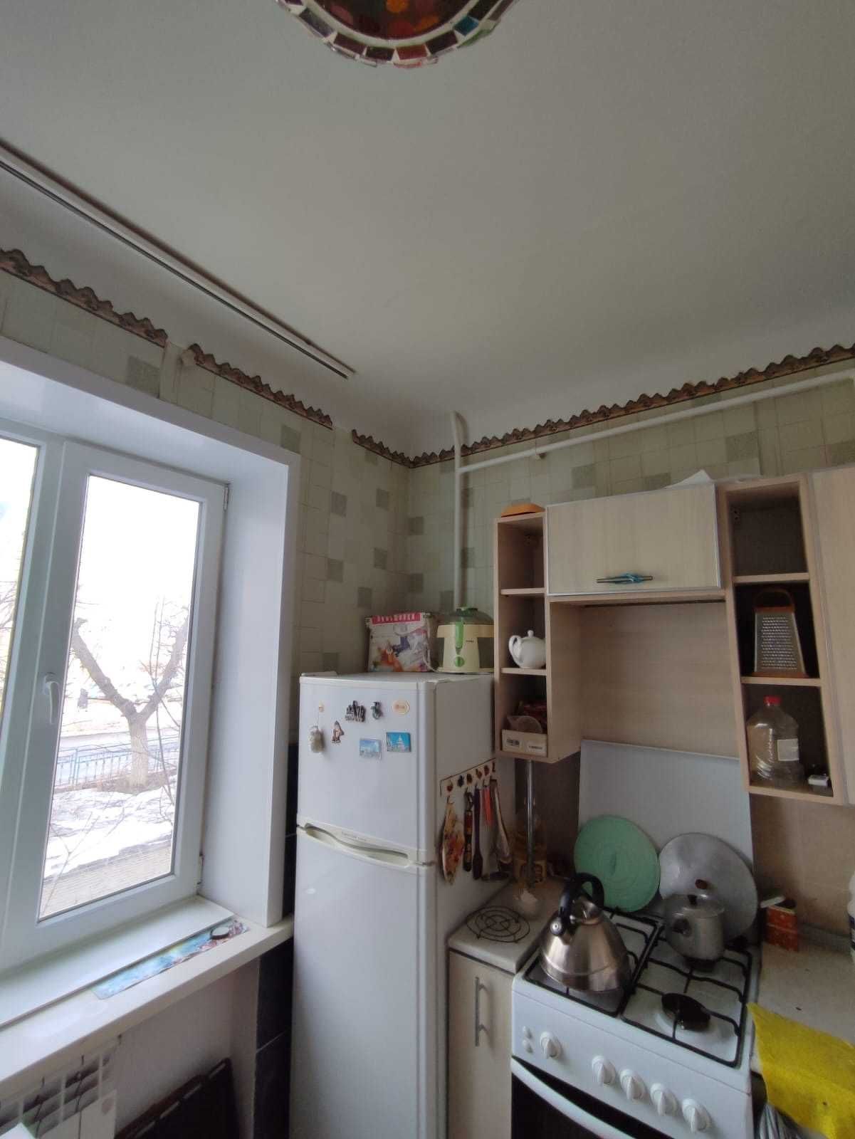 Продам 2 комн. срочно  старый часть возле колхозного рынка