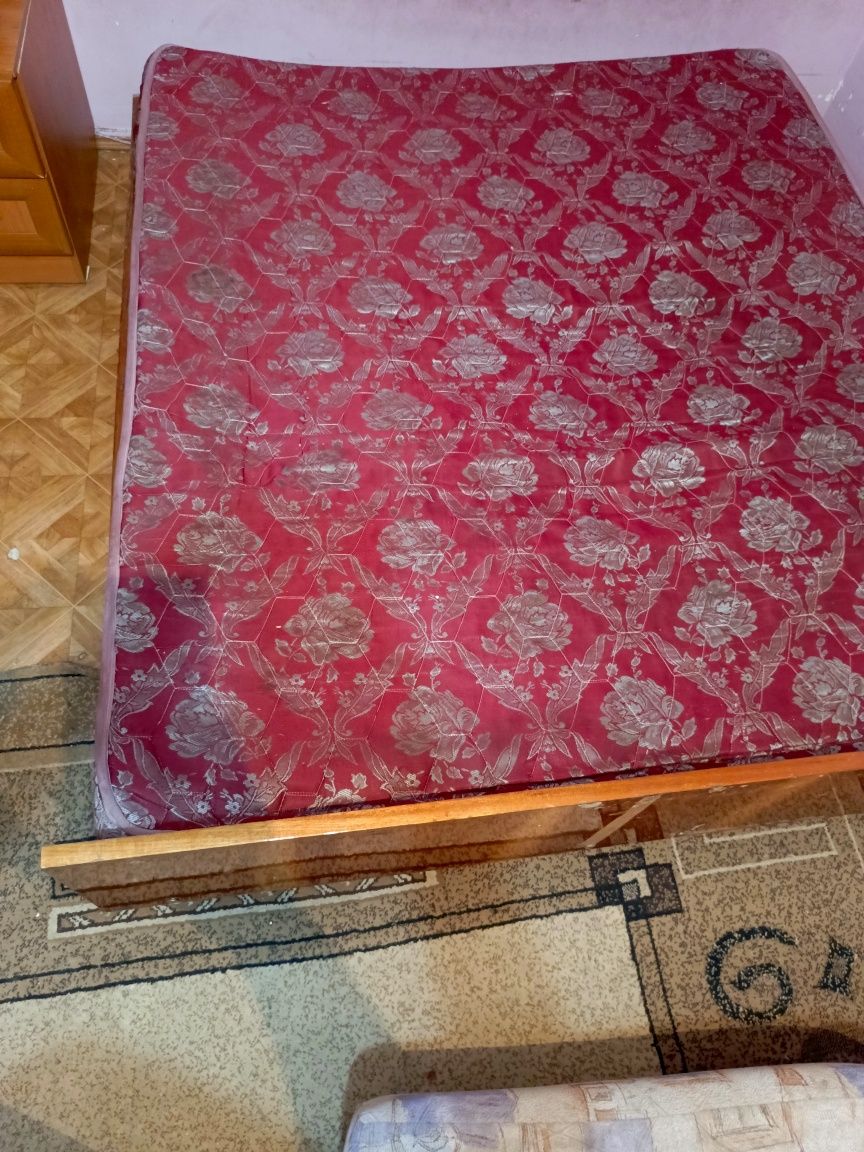 Кровать двуспальная с матрасом , Срочно!
