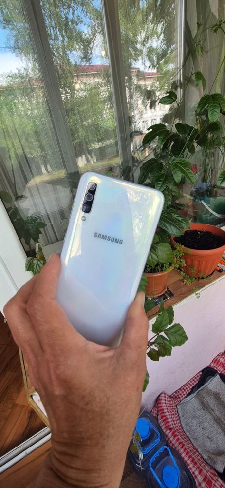 Продам телефон Samsung a50