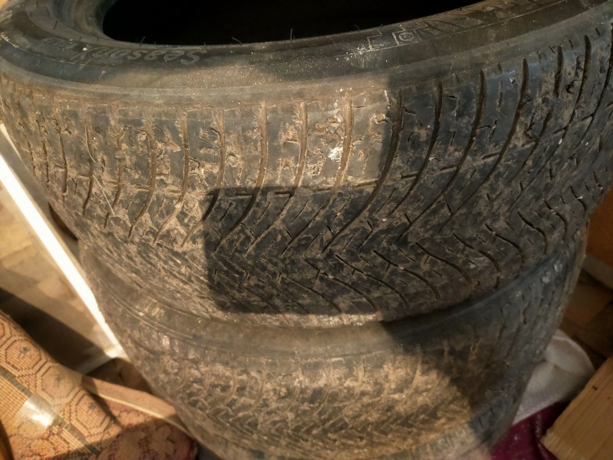 Покрышка для авто 215/55/17. Дөңгелек, Аяқ