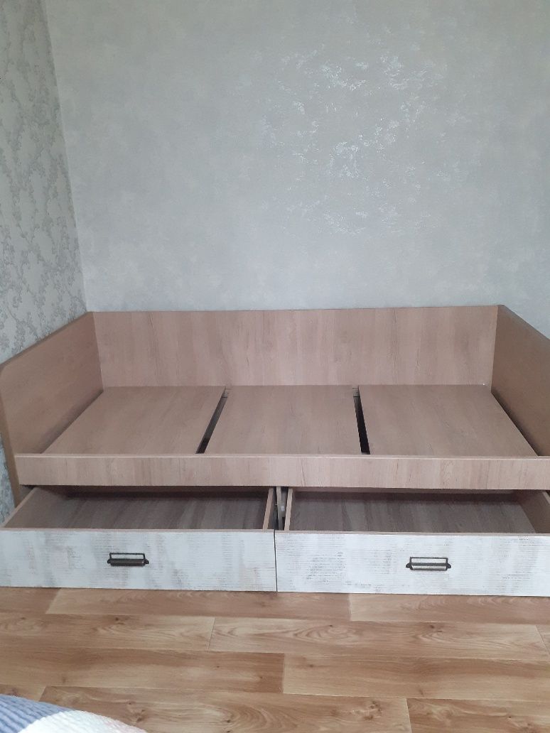 Продам кровать.односпальная размер 90 ×200 .