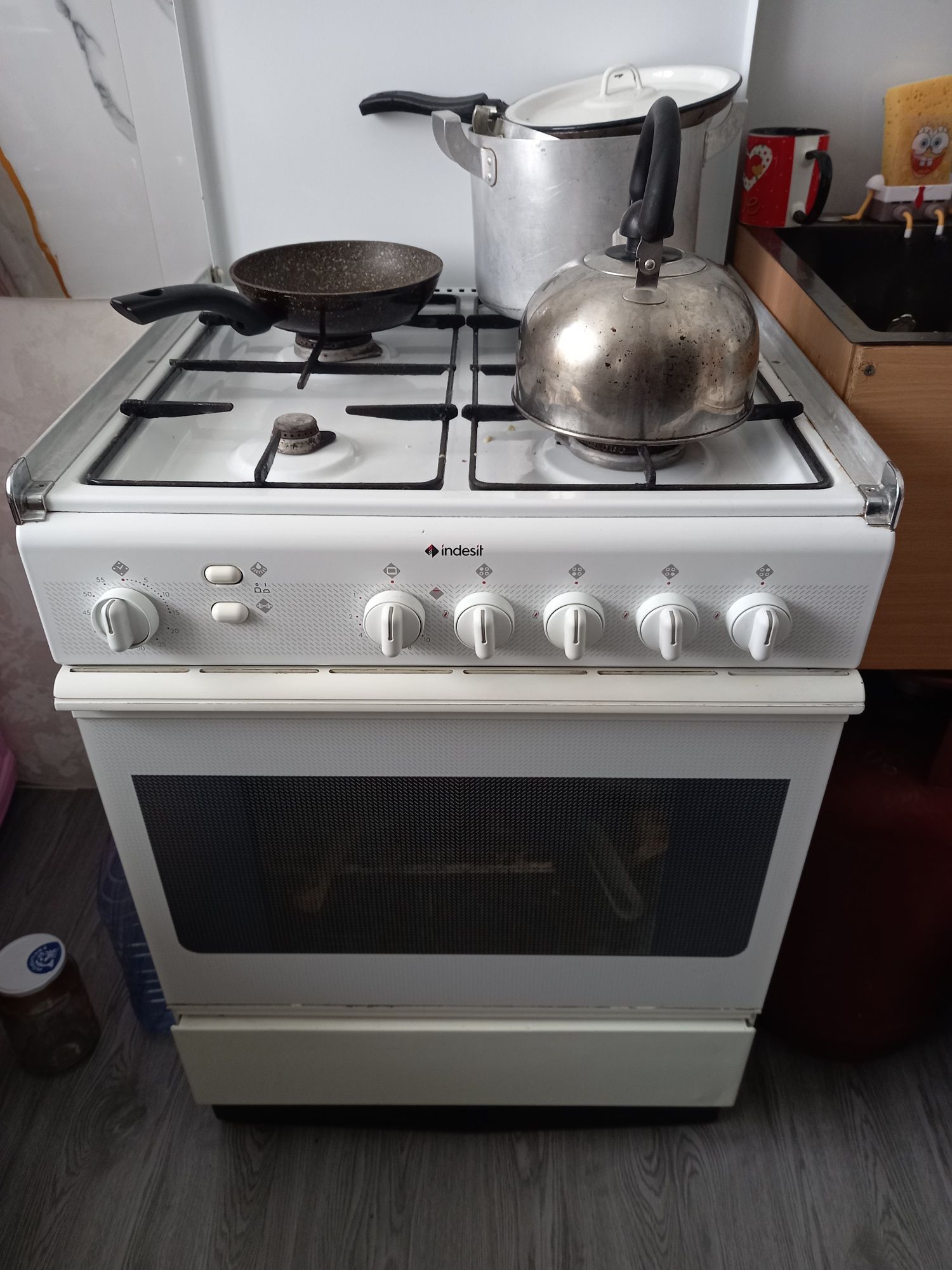 Продам газовую плиту