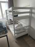 Продам двухъярусную кровать с матрасами — отличное состояние!