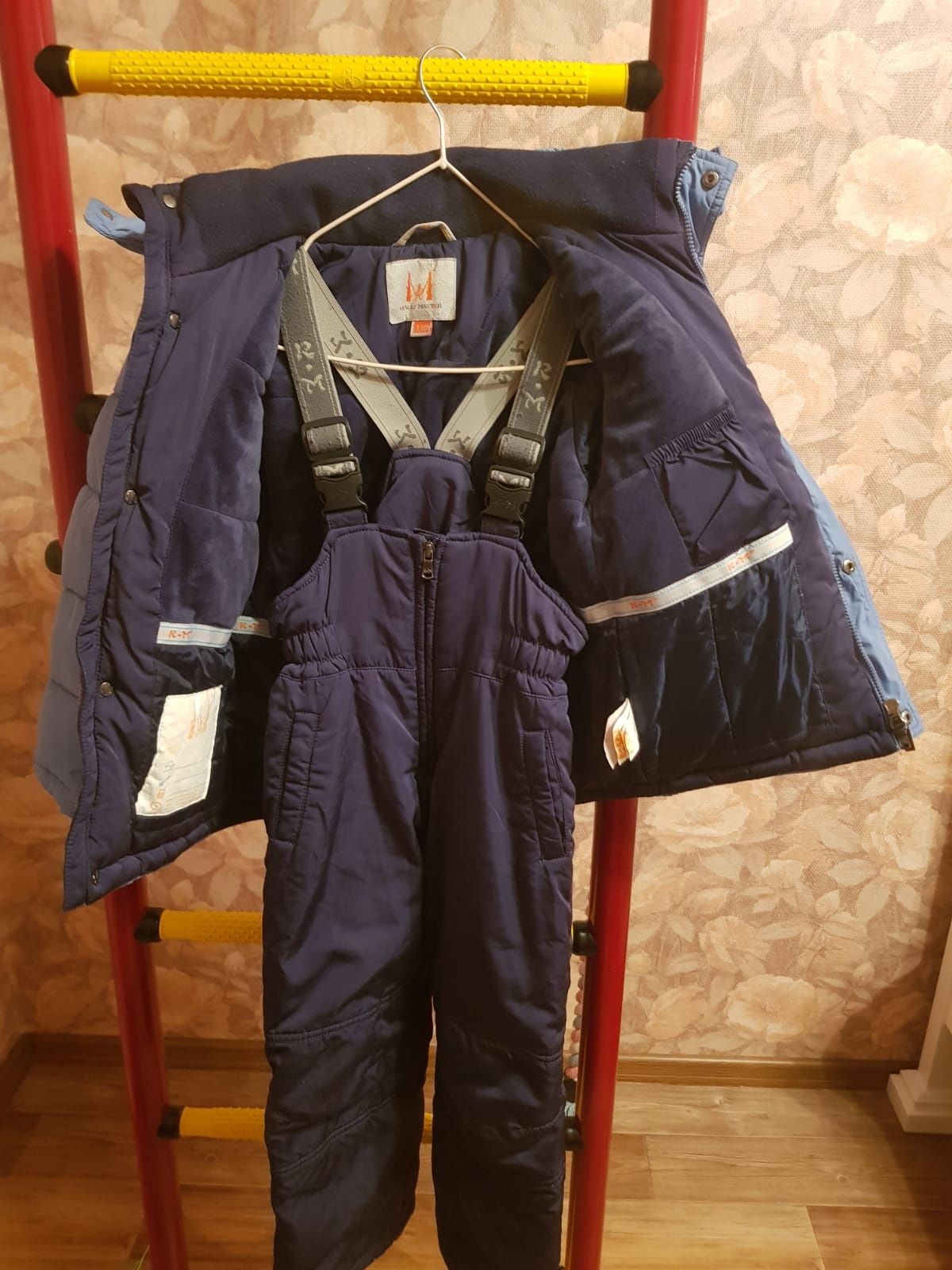 Продам комбинезоны зимние с курткой