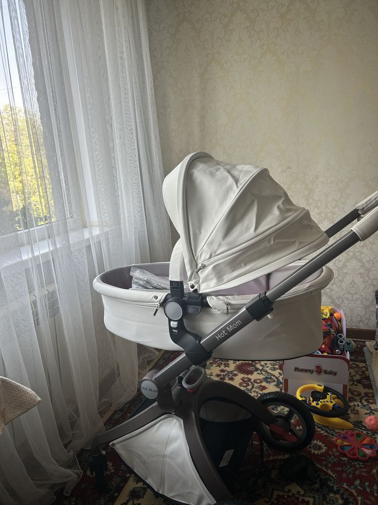 Коляска универсальная 2 в 1 Hot Mom F22, белый