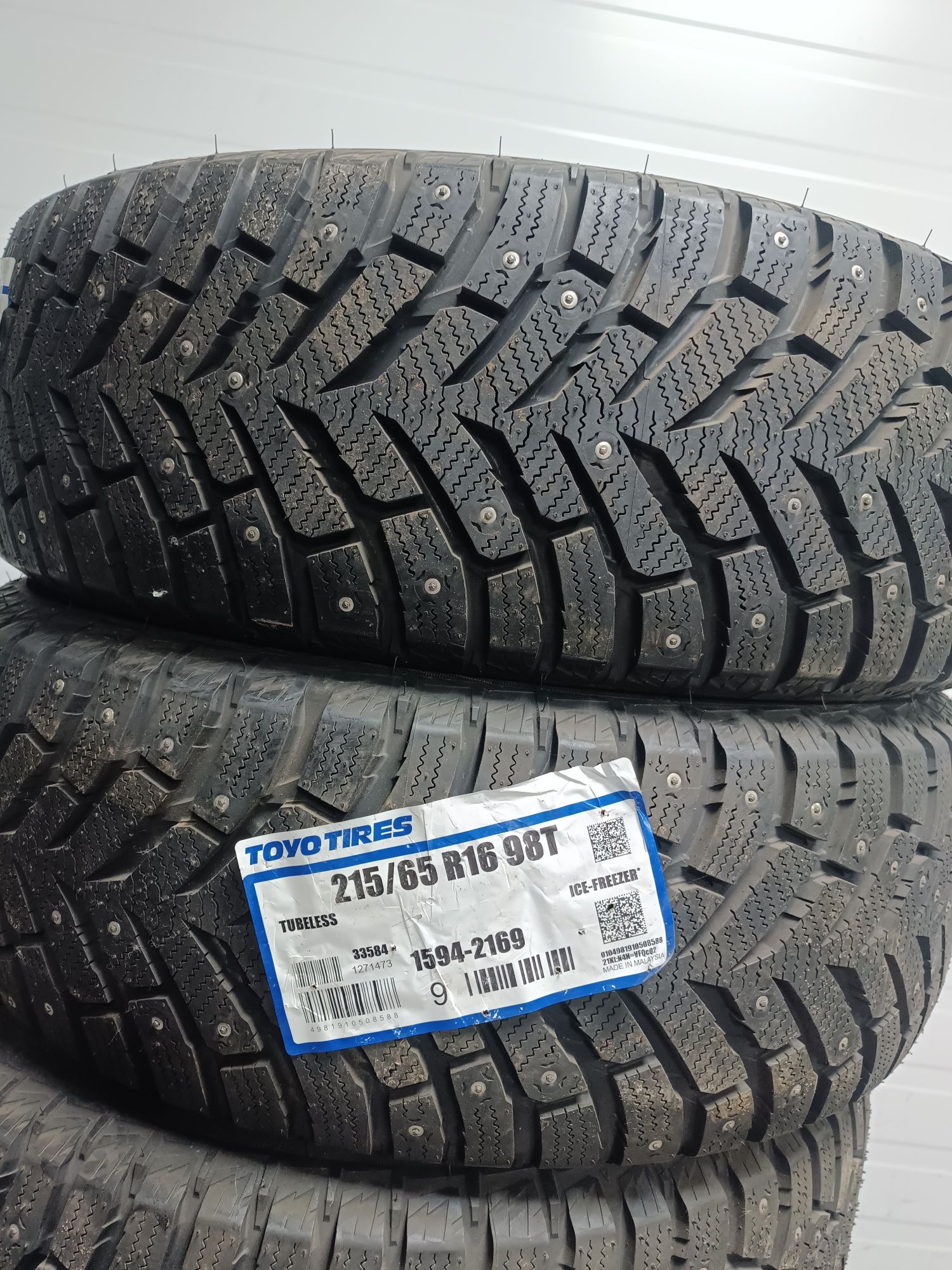 Продам зимнюю резину с шипами TOYO 215/65 R16 новая