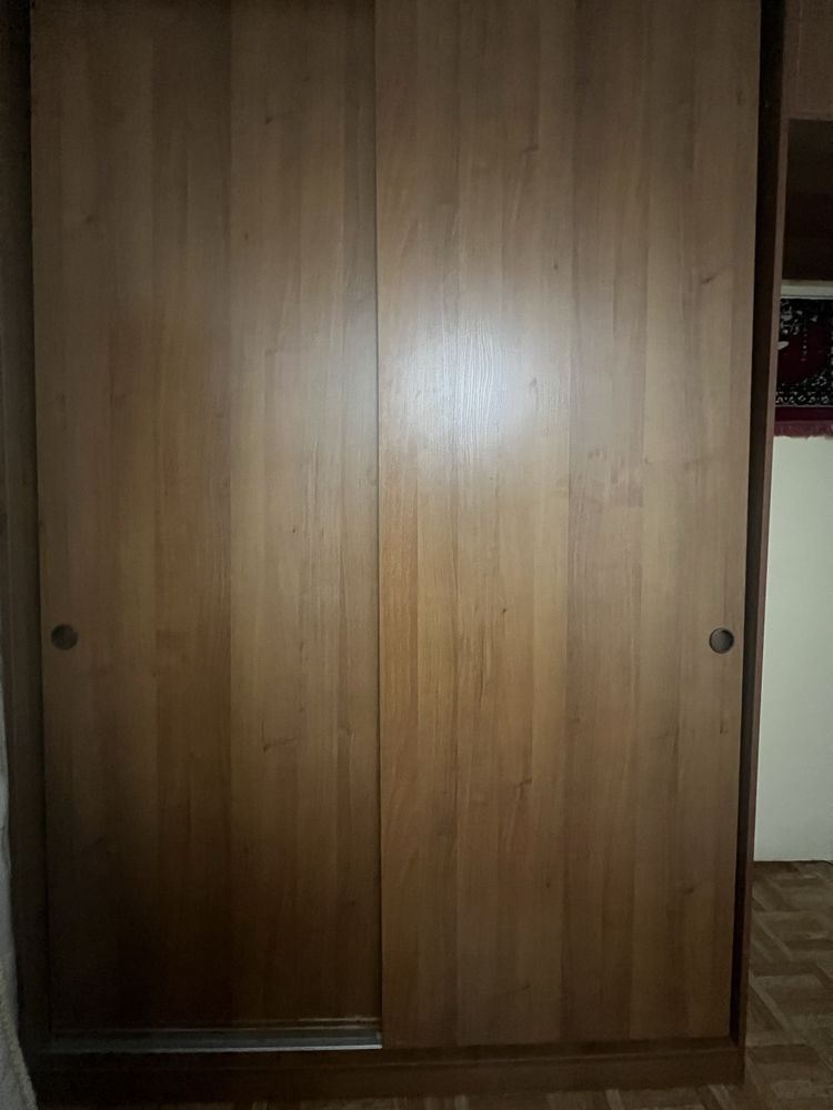 Шкаф из темного дерева