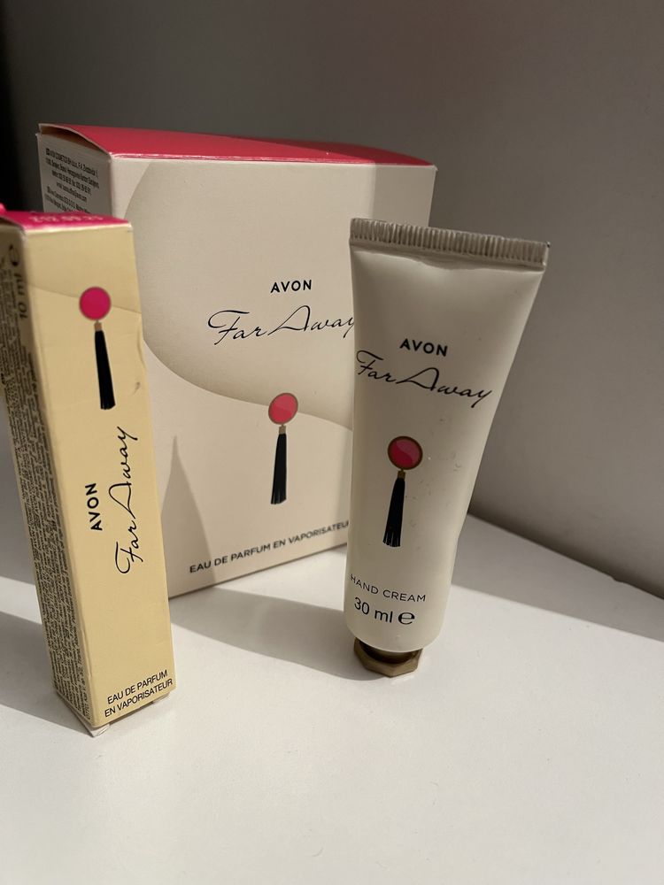 Продается, пафюмный набор Avon For Awey