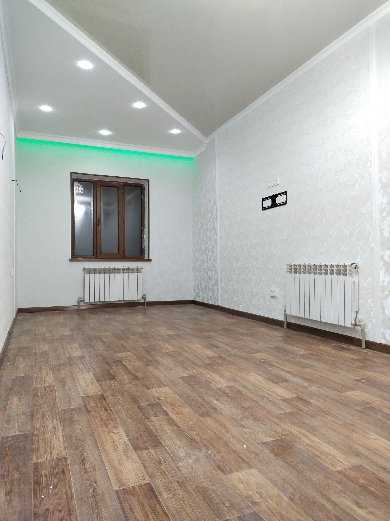 Ремонт домов.Обои,ламинат,плинтуса,гальтели, эмульсиями