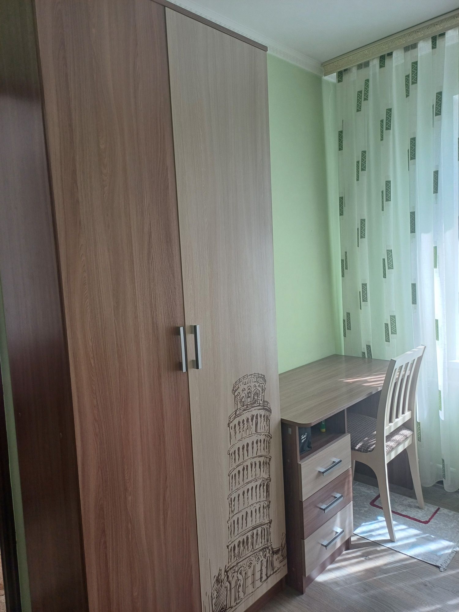 Продам шкаф и письменный стол б/у, но в отличном состоянии