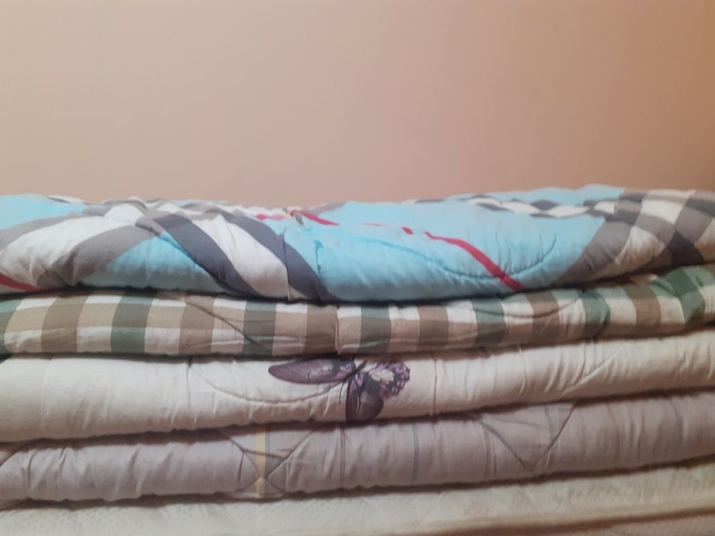 Көрпе 1 шт,пододеяльники,простыни.