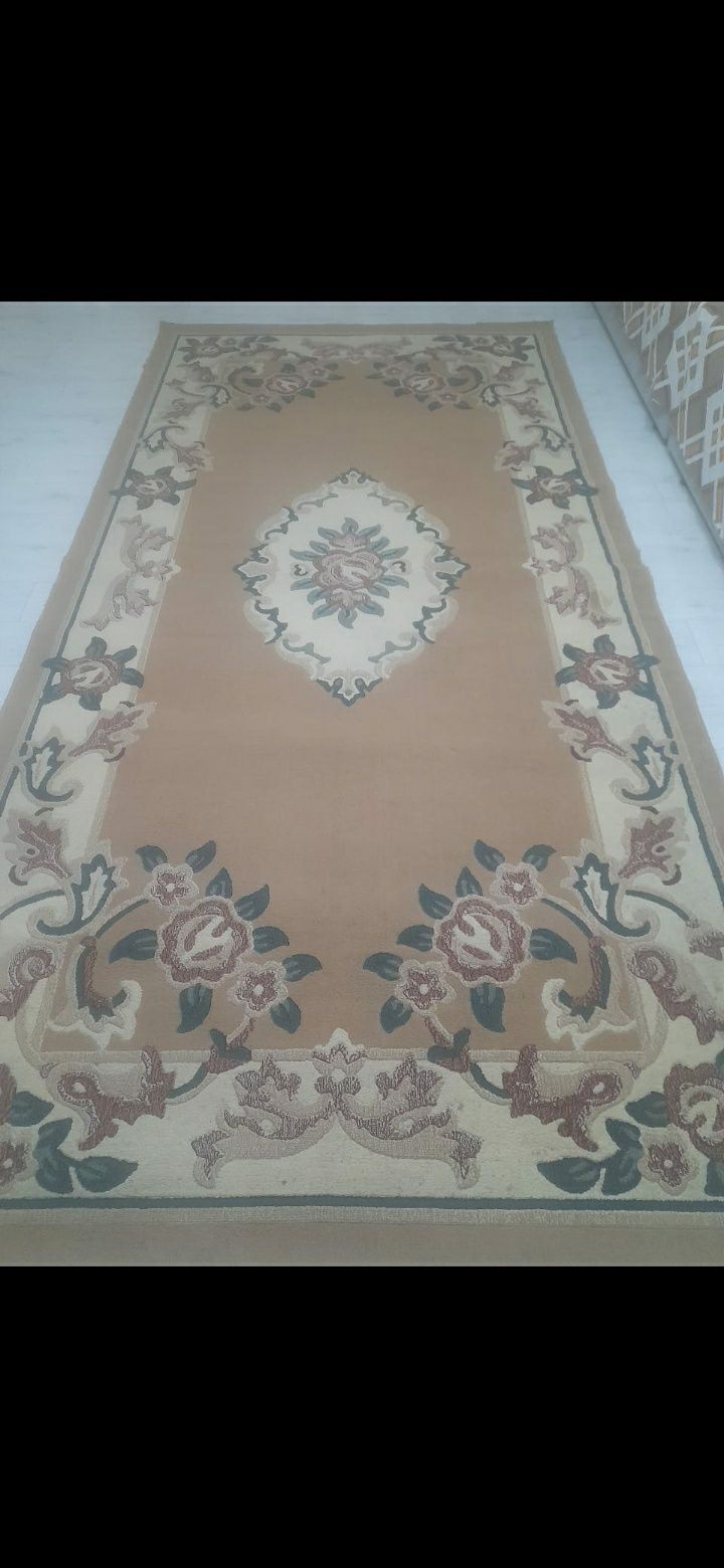 ПРОДАМ палас. Тумбочку.