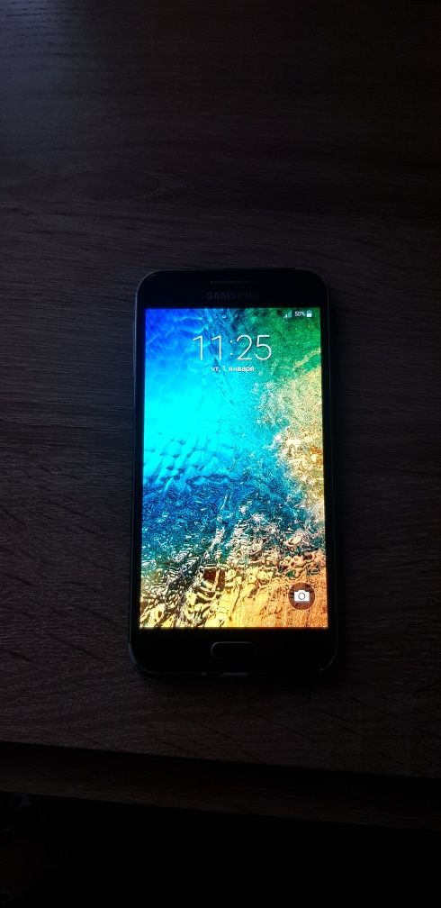 Продам смартфон самсунг е5