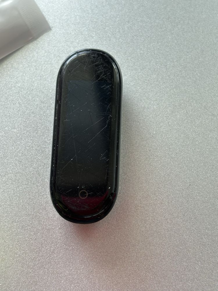Mi Band 4 самый миниатюрный (рабочий, заряд держит, отдам быстро)