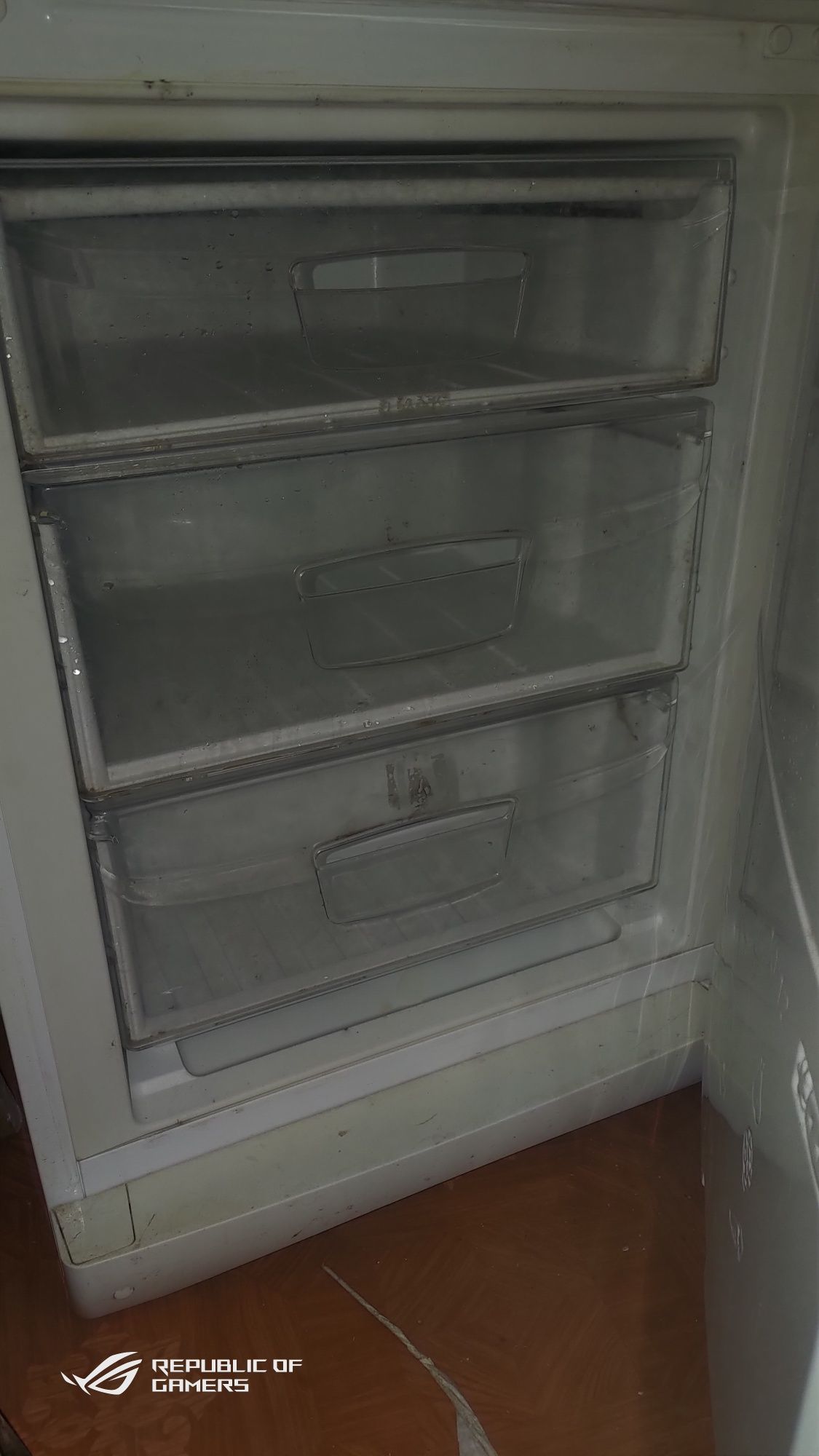 Продам холодильник Indesit на зап.части,разбор.