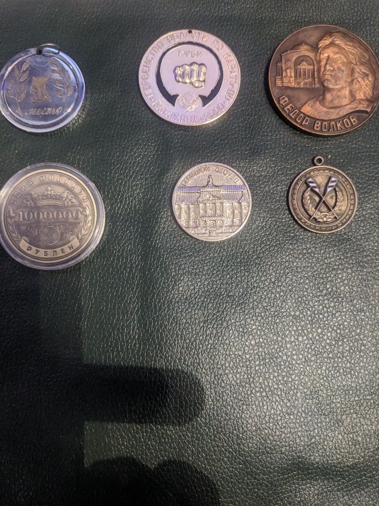 Продам медальки настольные