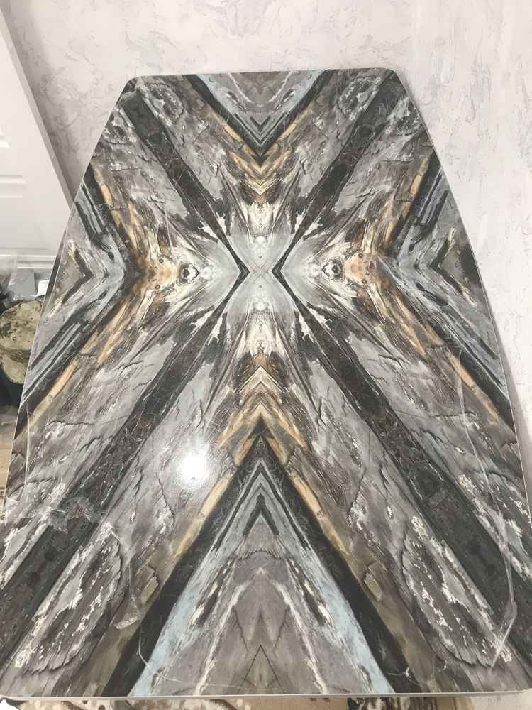 Продам кухонный стол абсолютно новый. Цена 50000 тенге.