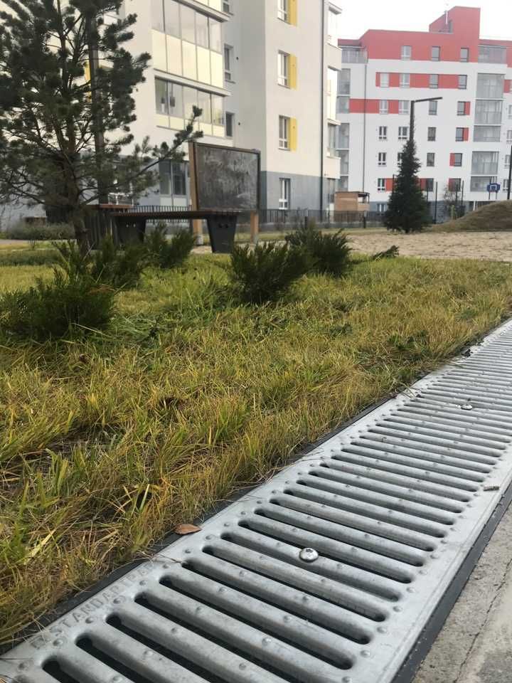 Лоток водоотводный пластиковый с оцинкованной решеткой. Ливневка.