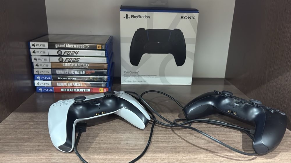 Ps 5 в идеальном состоянии, два джойстика, игры на дисках на фото