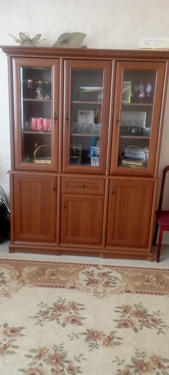 Продам гостинный шкаф!