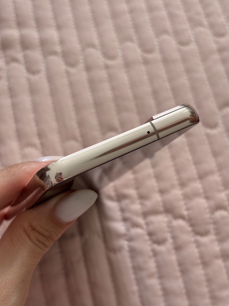 Продам Samsung s22