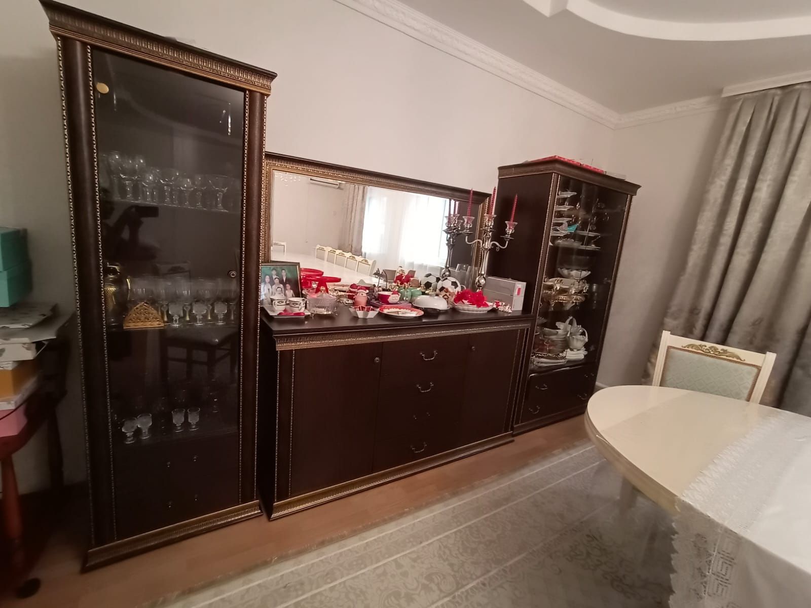 Сервант сатылады ишине зат салуға ыңғайлы