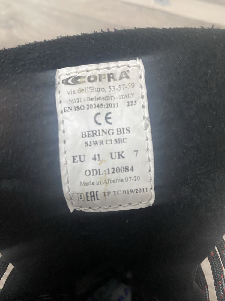 Продам спец обувь в отличном сосоточние