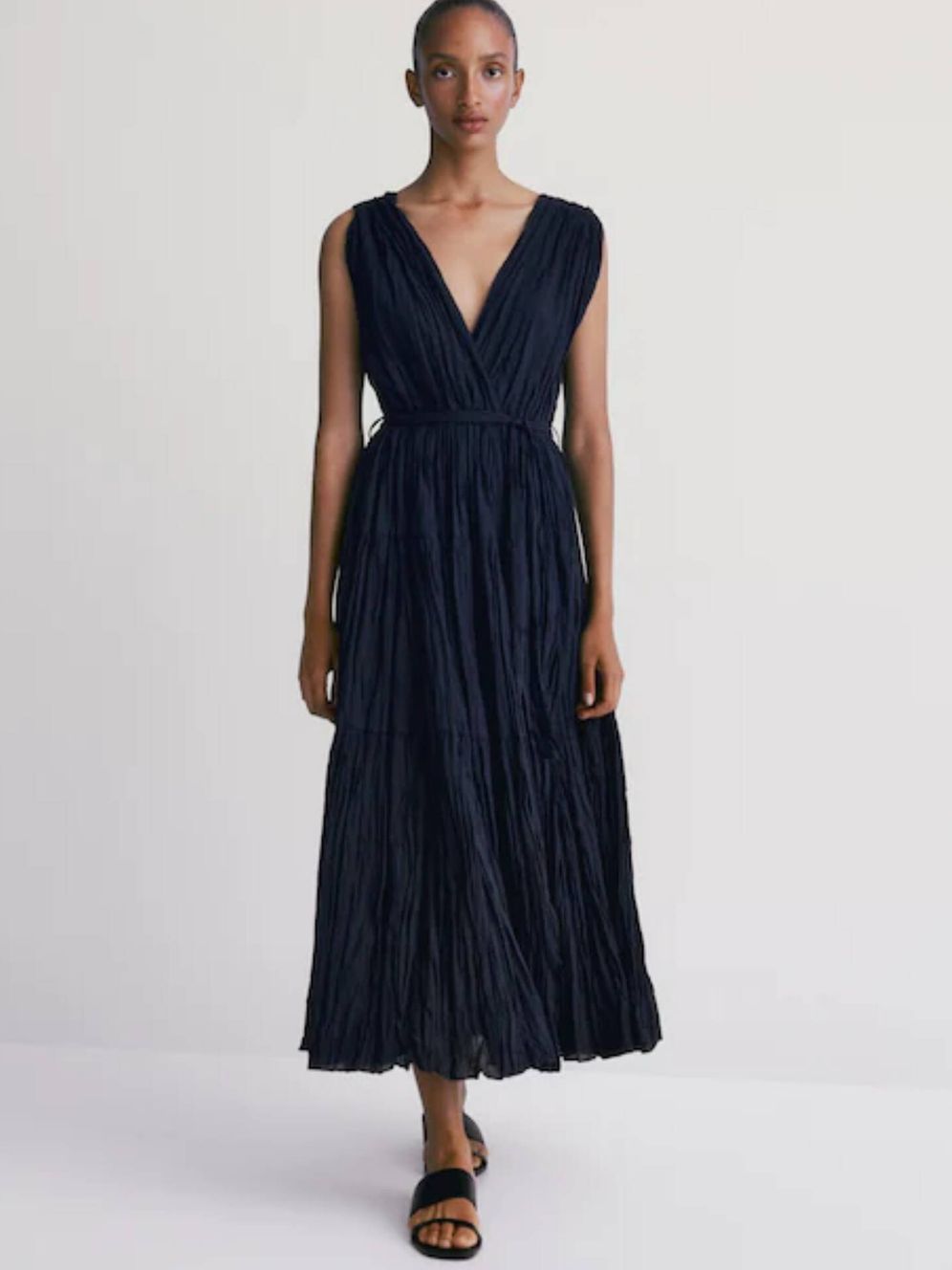 Платье от Massimo Dutti.