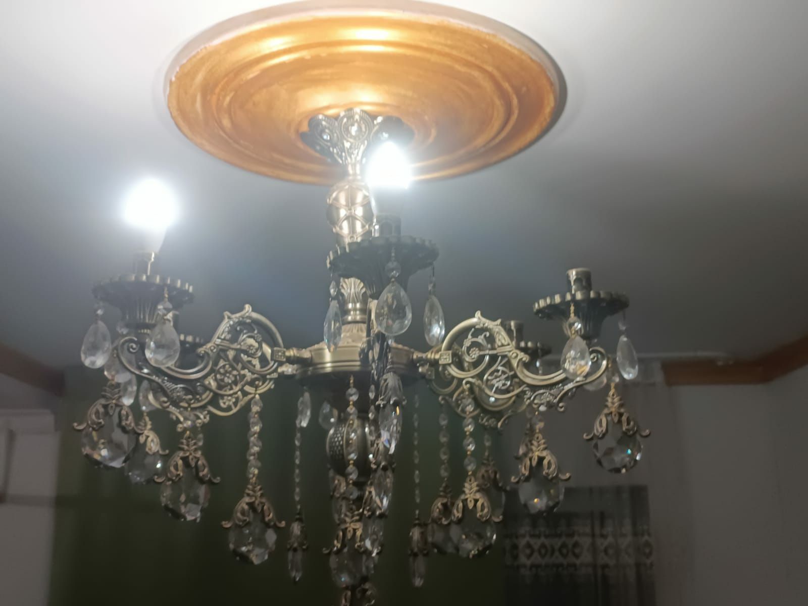 2 одинаковых люстры, люстра