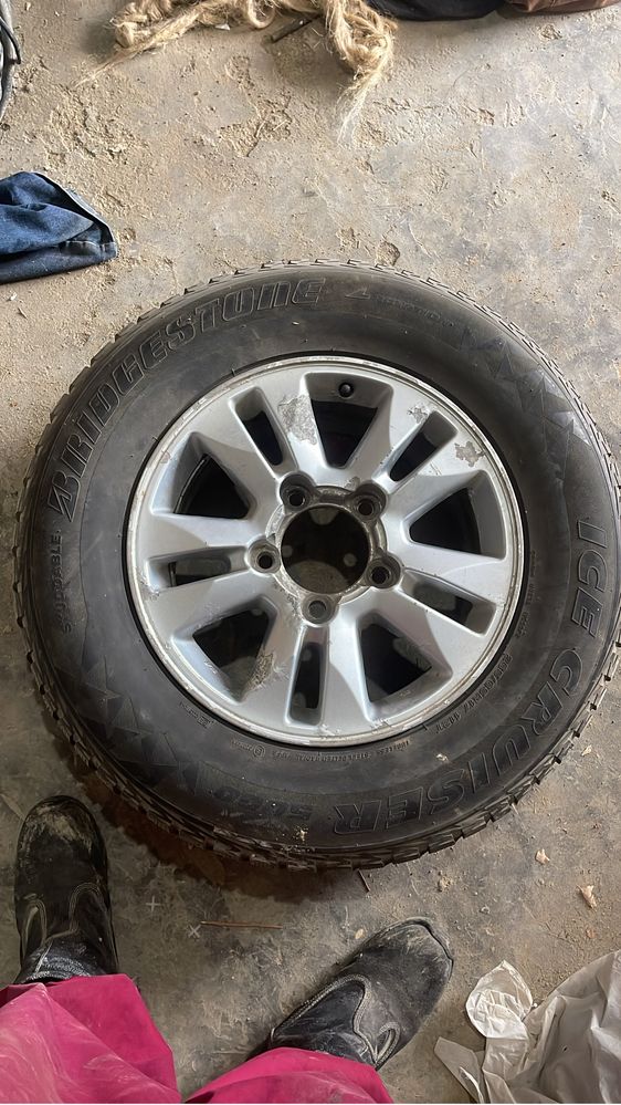 Джиптын аягы сатылады 285/60/r18  тек 3 аяк