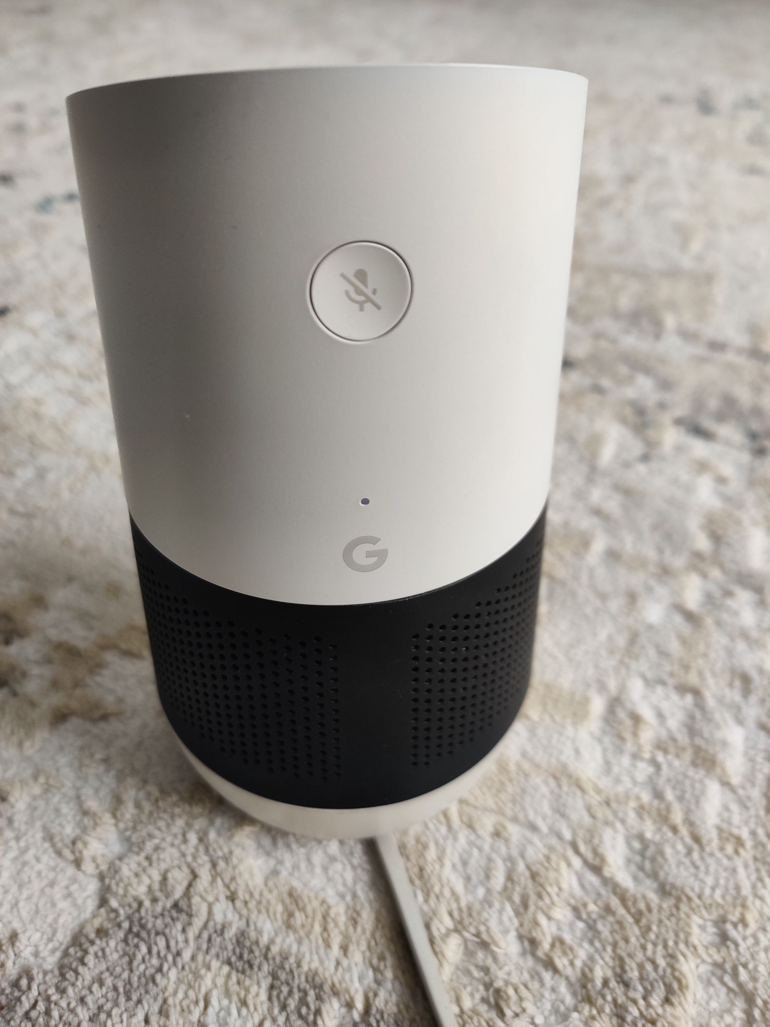 Умная колонка Google Home на аккумуляторном блоке