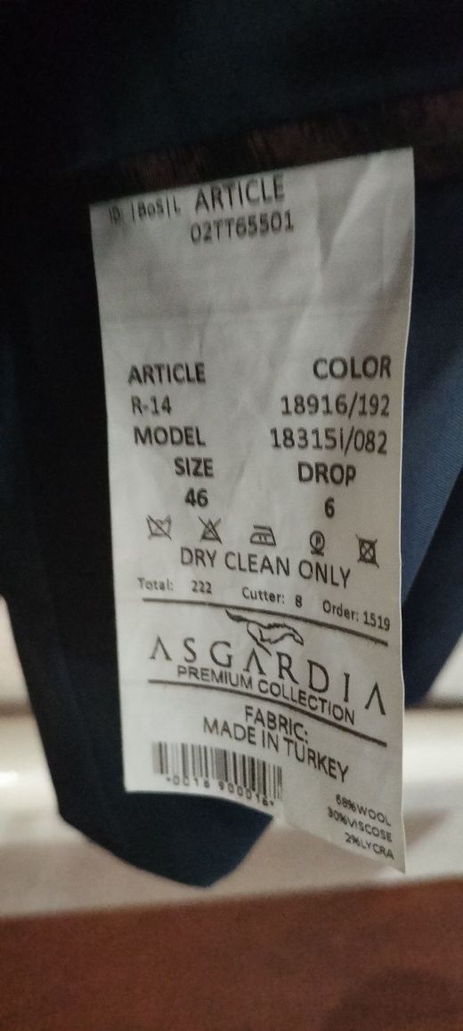 Продам костюм  размер:46                     .