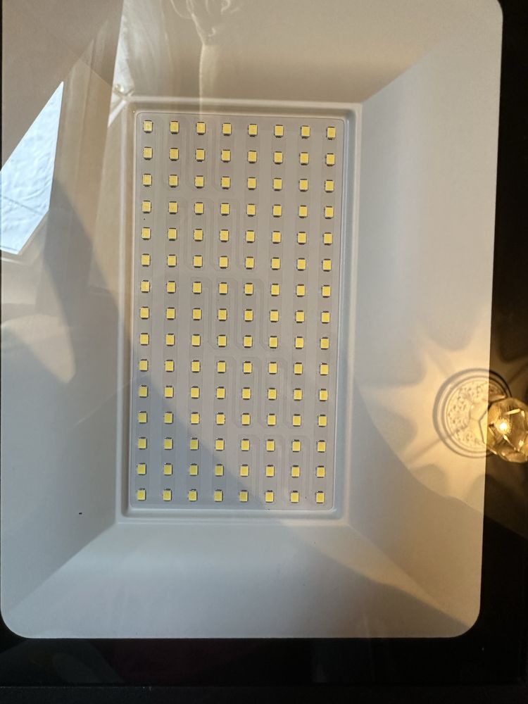 Прожектор. Новый 100 W. На дом, на объект хорошо подходит
