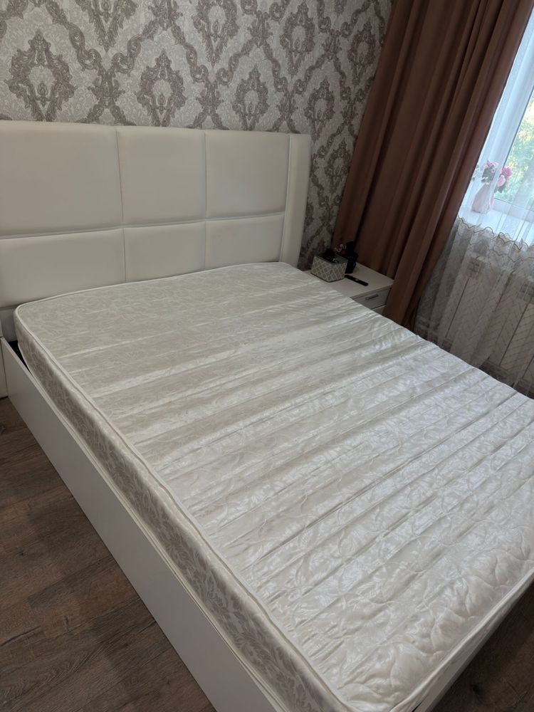 Продам двуспальную кровать
