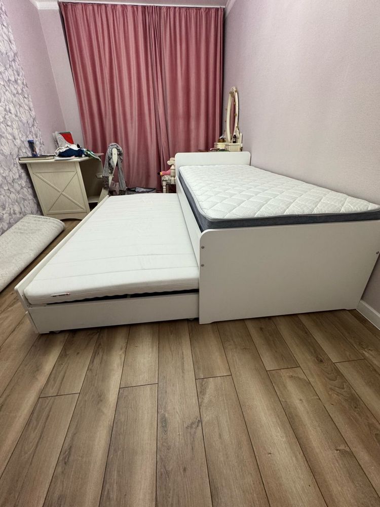 Кровать Ikea двухспальная с выдвижным спальным местом