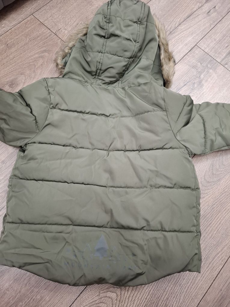 Продам демисезонную куртку, размер 92.